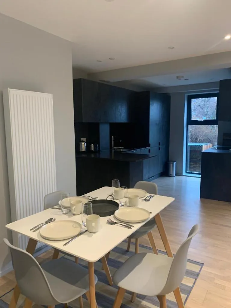 Victoria Park Two-Bedroom Apartments By Novarooms ロンドン